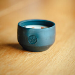 "Трояндова таємниця", свічка в кераміці з ароматом троянди та рожевого перцю