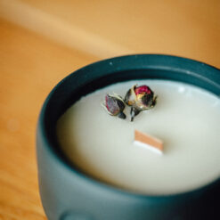 "Трояндова таємниця", свічка в кераміці з ароматом троянди та рожевого перцю