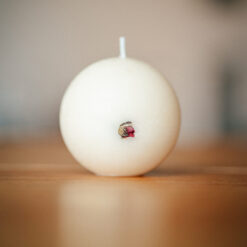 "Трояндова таємниця", свічка-куля з ароматом троянди та рожевого перцю