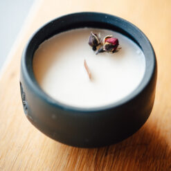 "Трояндова таємниця", свічка в кераміці з ароматом троянди та рожевого перцю