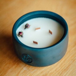 "Трояндова таємниця", свічка в кераміці на три ґноти з ароматом троянди та рожевого перцю