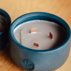"Магія сандалу", свічка в кераміці на три ґноти з ароматом сандалу
