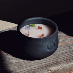 "Ніжність магнолії", свічка в кераміці на три ґноти з ароматом магнолії та бергамоту