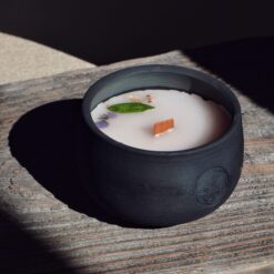 "Ніжність магнолії", свічка в кераміці з ароматом магнолії та бергамоту