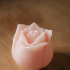 Свічка-троянда з ароматом троянди
